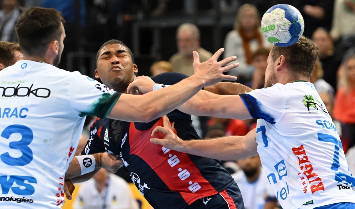 Mads Mensah Larsen und die SG Flensburg-Handewitt bekamen die Härte der Göppingen Deckung häufiger zu spüren.