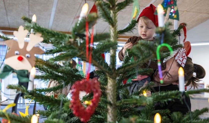 Endelig hjalp børnene fra Julie Ramsing-Børnehaven igen Flensborg Avis med at pynte juletræ. Tak for det. Klik på billedet for at kunne se flere.