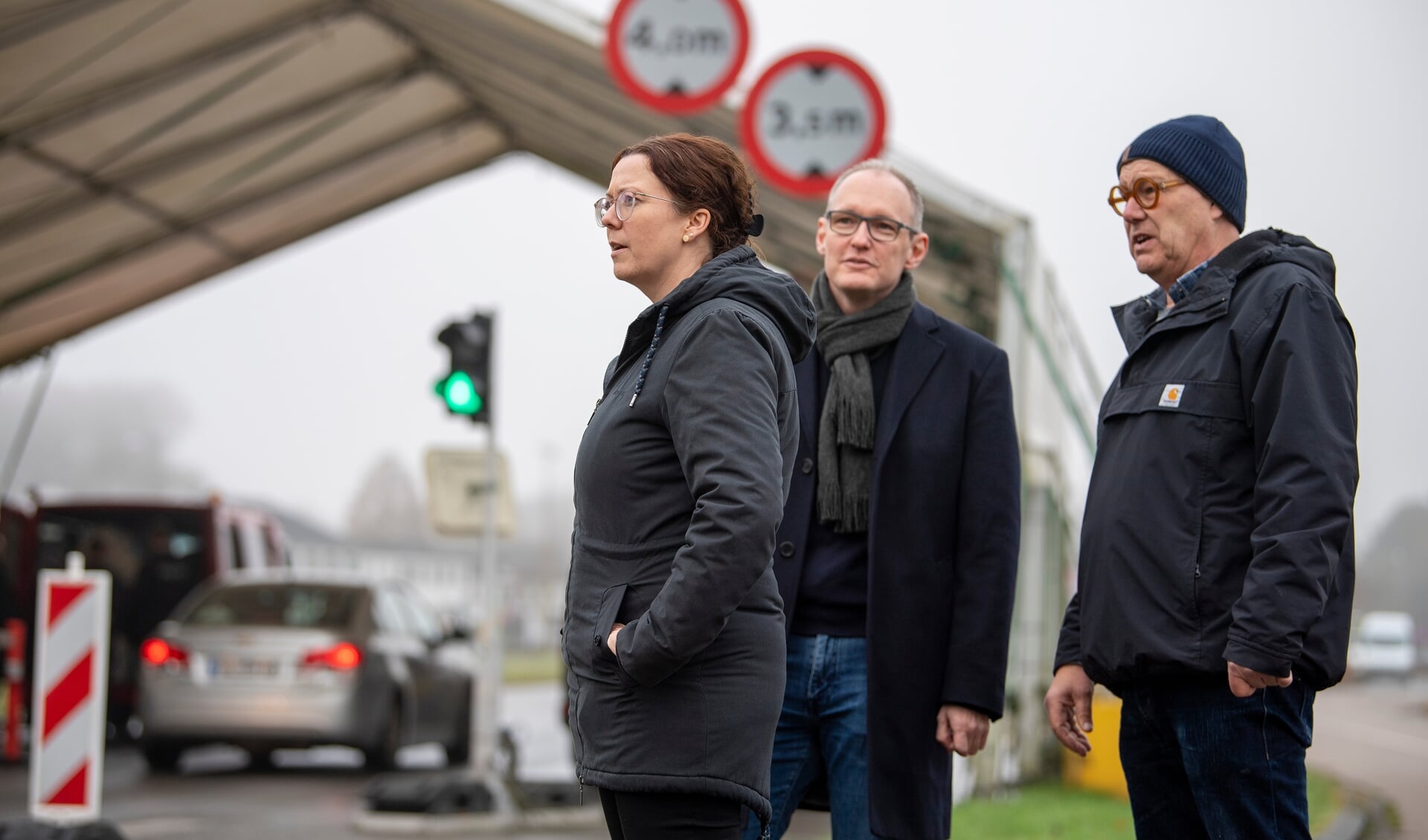 Sybilla Nitsch, Bjørn Ulleseit, og Thiemo Koch (til højre) ser på grænsekontrollen ved den dansk-tyske grænse. Her ses de på den tyske side ved grænseovergangen Kruså. Foto: 