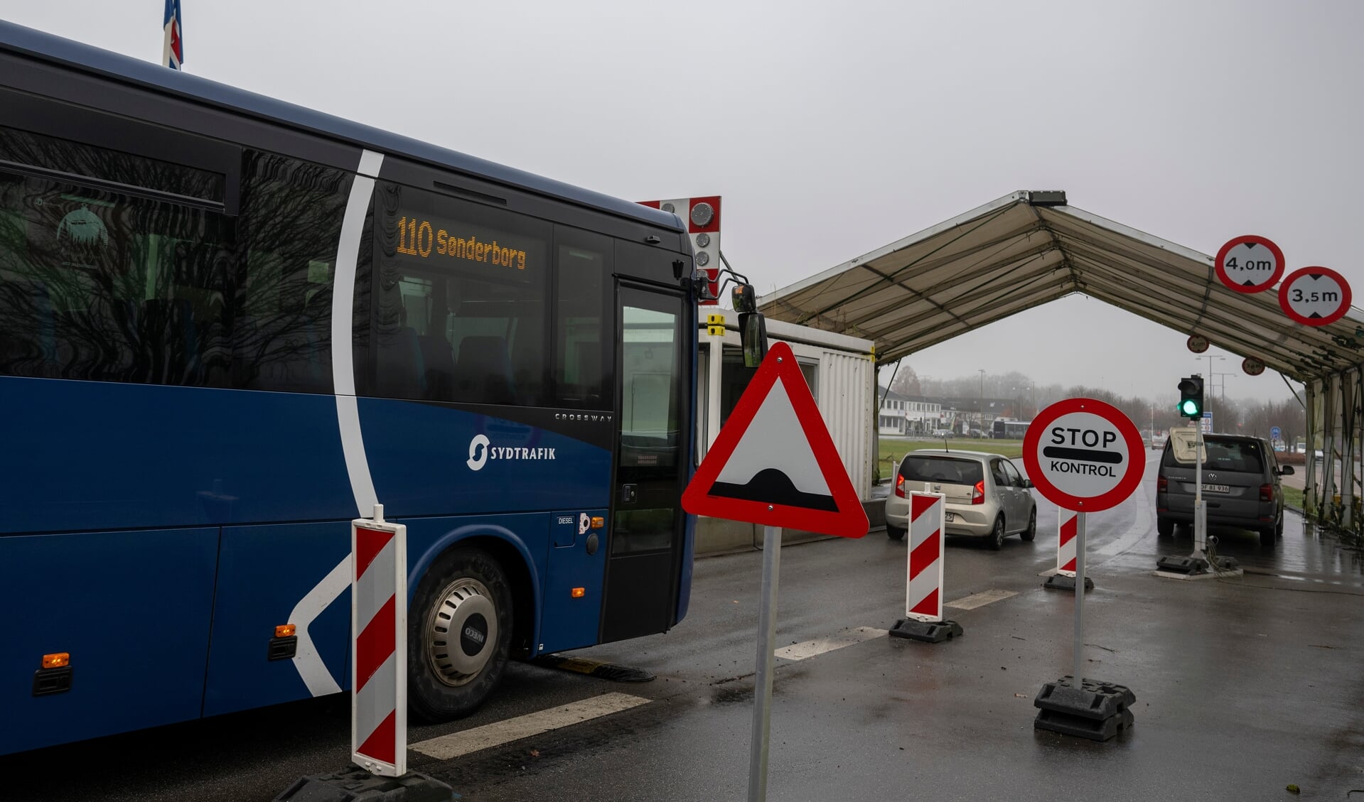 Bussen krydser her den dansk-tyske grænse i Kruså. SSWs landdagsgruppe går ind for, at delstatsregeringen skal medfinansiere Sydtrafiks buslinje 110 mellem Flensborg og Sønderborg.  Arkivfoto: