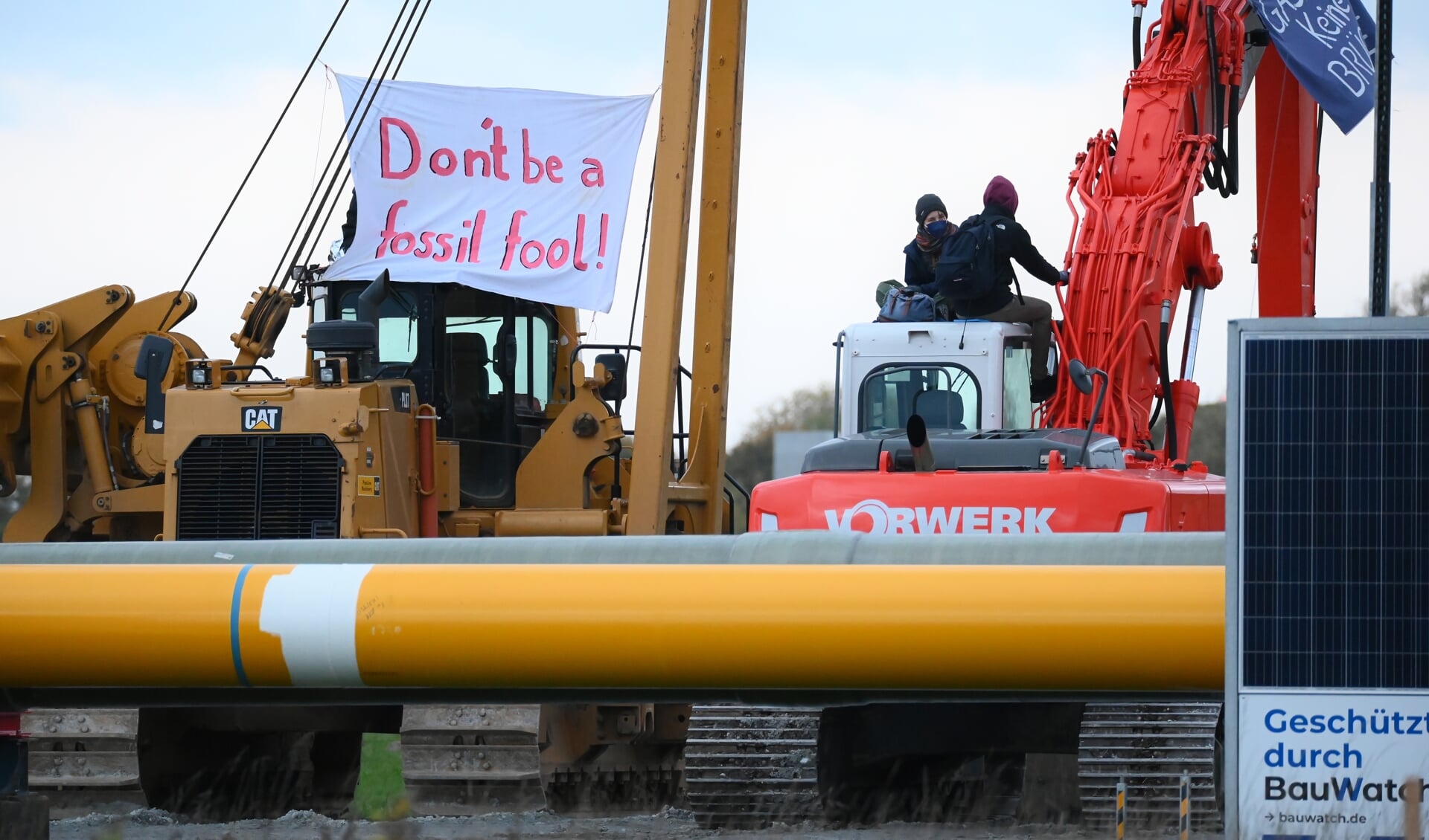 Tidligere på måneden demonstrerede aktivister på LNG-terminalen ved Brunsbüttel. Heller ikke SSW er glade for den. Foto: Jonas Walzberg/
