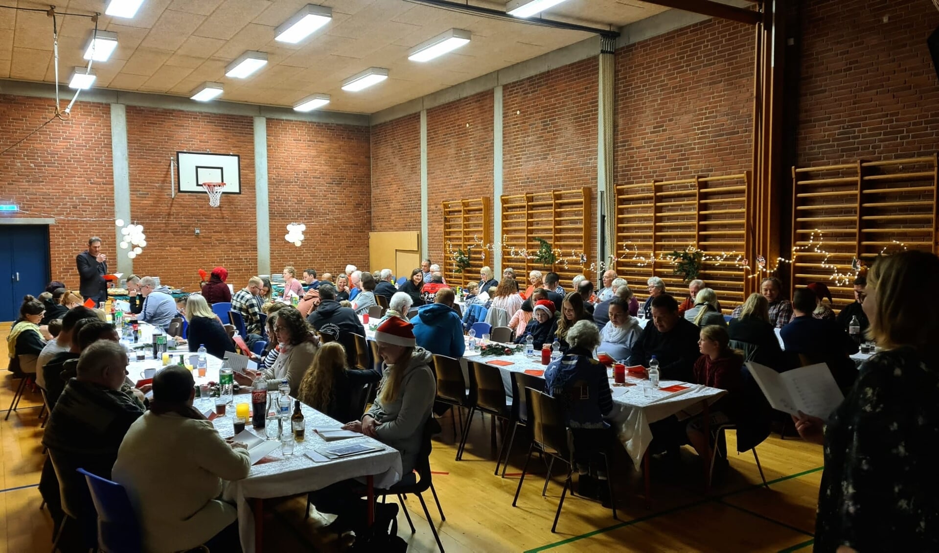 Mere end 100 gæster havde lyst til at mødes over en ægte dansk julefrokost i Trene-Skolens gymnastiksal i Frørup.