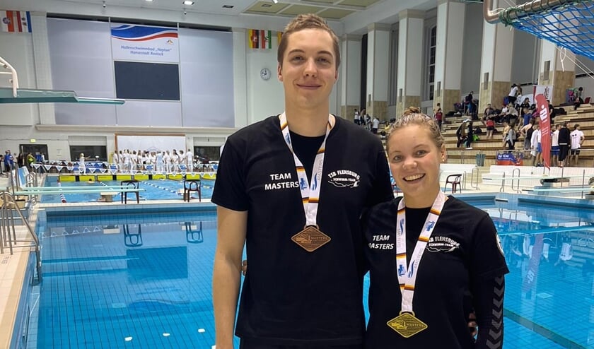Niklas Fahlteich mit Bronze und Louisa Obermark mit Gold sorgten für die Highlights des TSB Flensburg bei den Deutschen Kurzbahnmeisterschaften Master 2022 in Rostock.