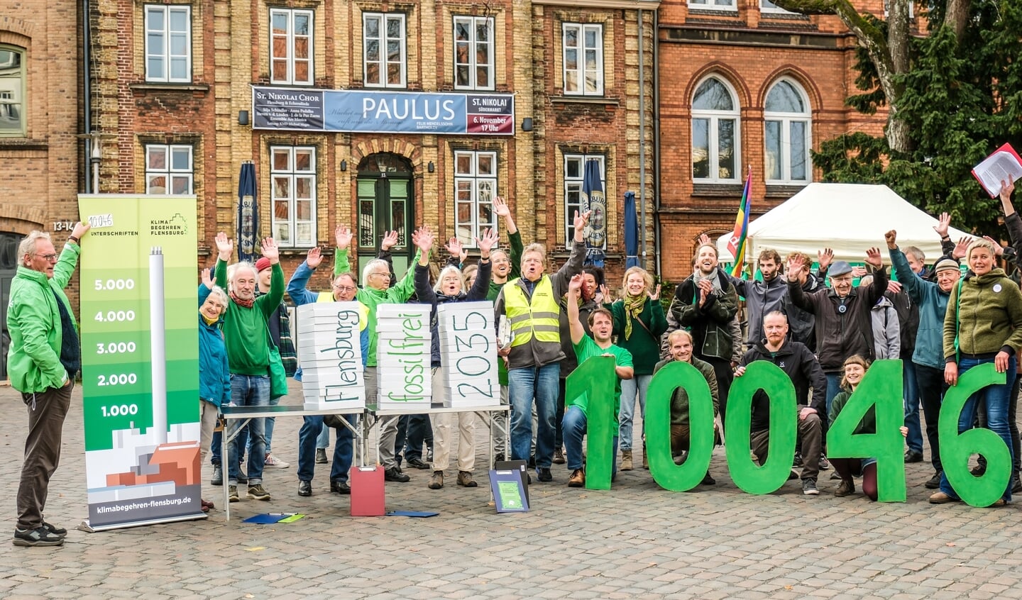Das Flensburger Klimabegehren präsentierte am Donnerstag auf dem Südermarkt das Ergebnis seiner Unterschriftensammlung und wird nach eigenen Angaben von 10.046 Bürgern unterstützt. Foto: