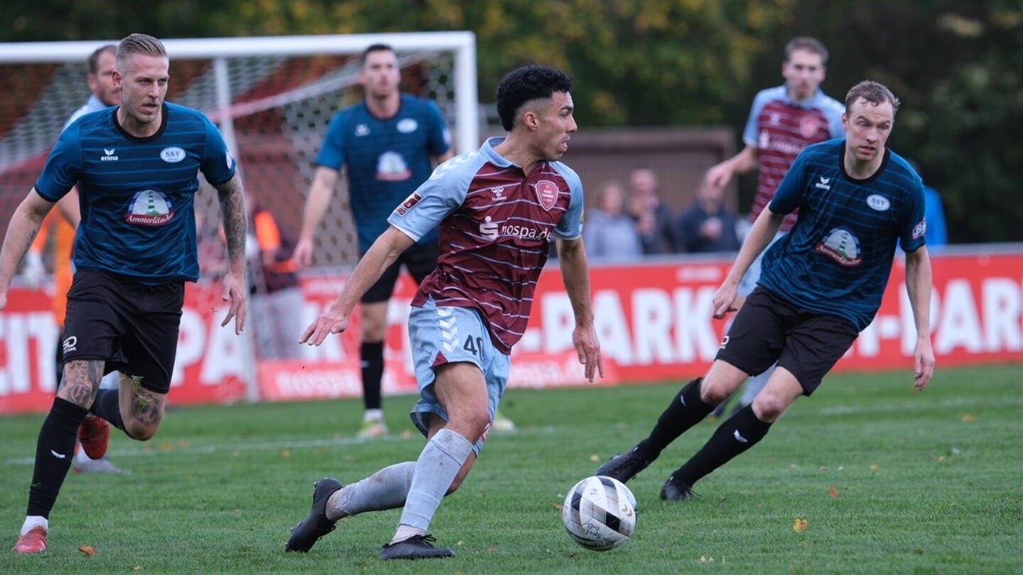 Niclas Nadj (vorne Mitte) verlässt den SC Weiche Flensburg 08.