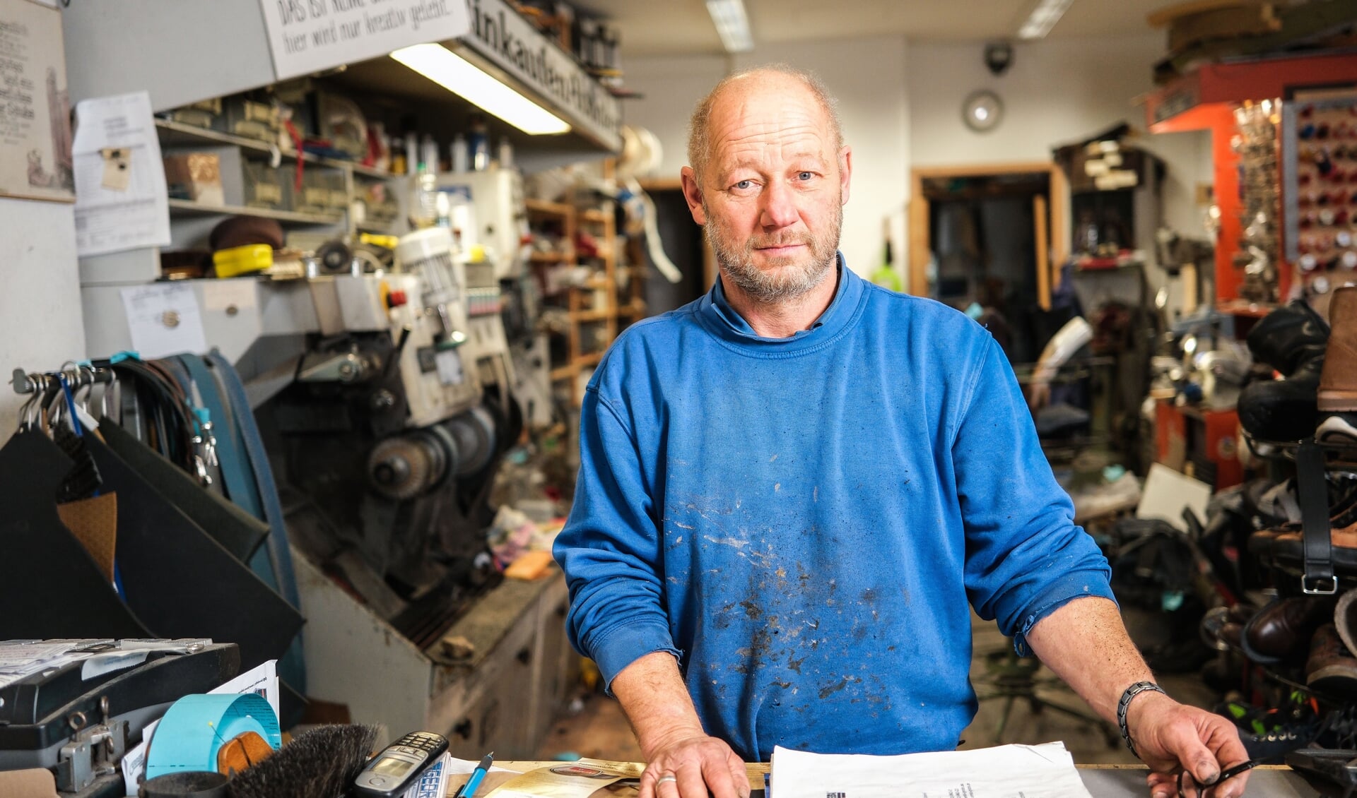 Skomager Michael Wiesegart har lukket sin butik i Flensborg og er gået på pension. Foto: