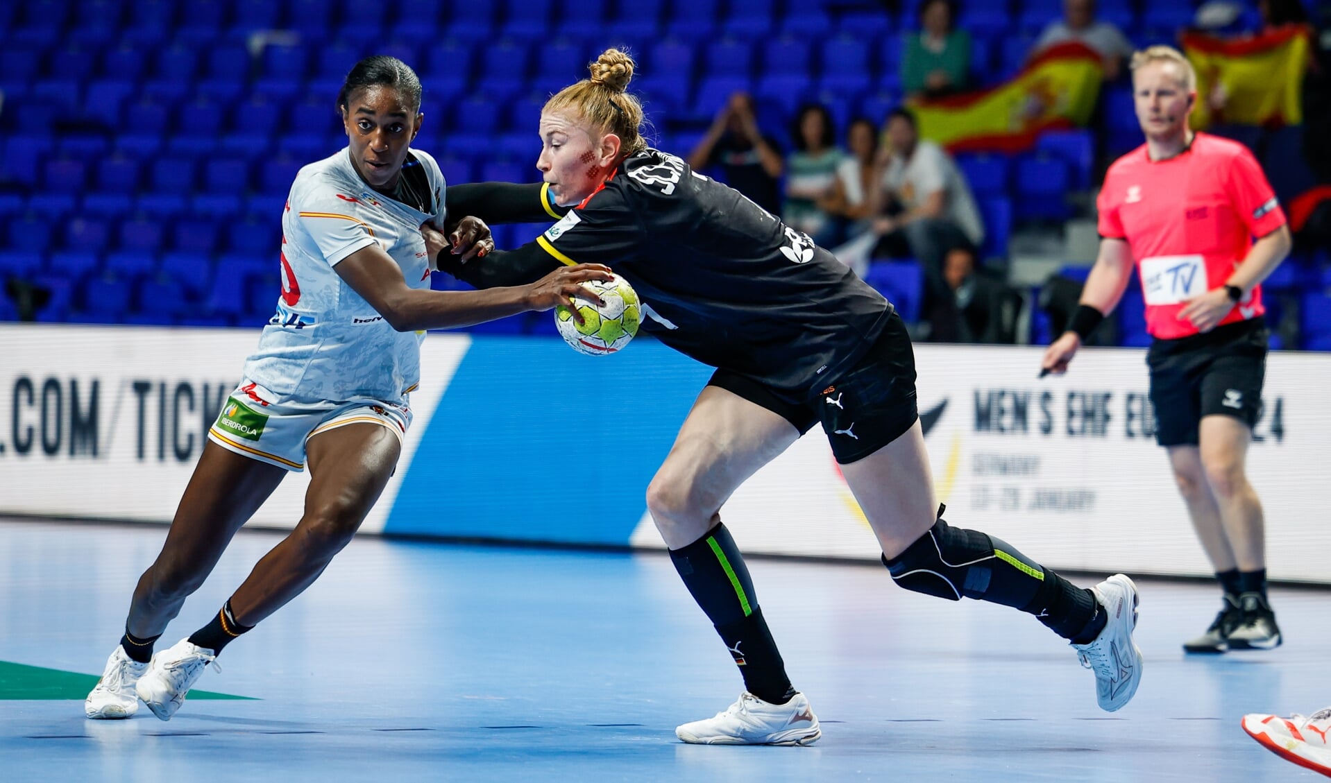 Handball-Frauen bei EM mit Glück weiter