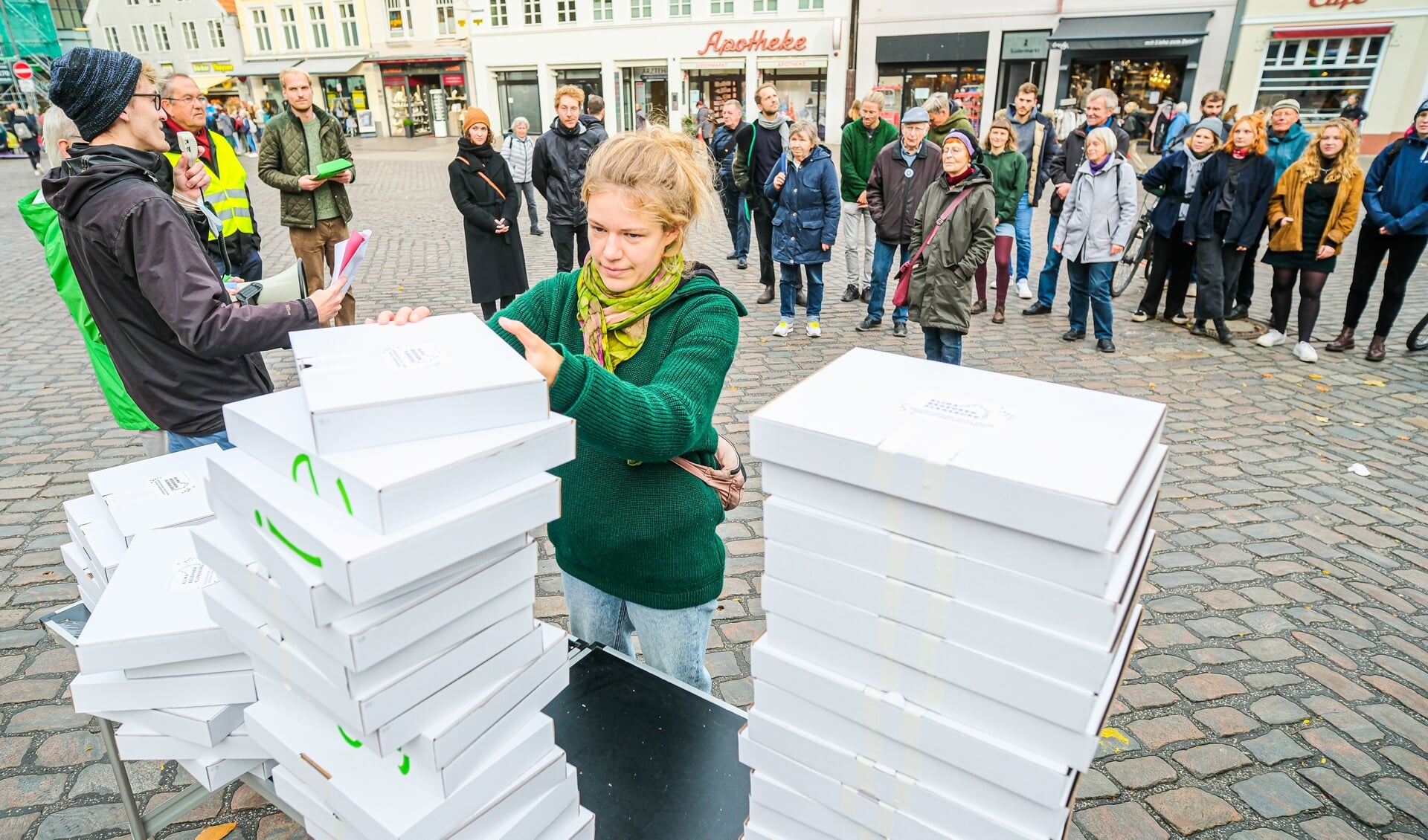Das Klimabegehren Flensburg um Sprecherin Clara Tempel übergab Anfang November 10.046 Unterschriften an die Stadt, die jetzt die Forderung der Initiative umsetzen will. Archivfoto: