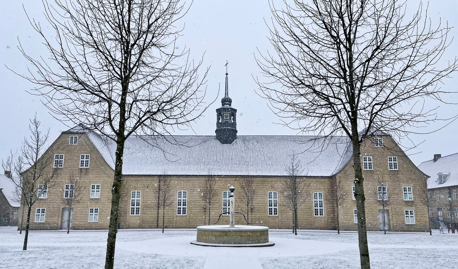 I 1771 blev Brødremenigheden i Herrnhut i Sachsen inviteret til at anlægge menighedsbyen Christiansfeld i Sønderjylland. Fra 1773 blev byen bygget ud fra samme byplan som andre europæiske brødrebyer. De herrnhutiske brødre var kendte for deres handels- og håndværksmæssige kundskaber. Brødremenigheden i Christiansfeld eksisterer fortsat som et evangelisk-luthersk kirkesamfund. Det er i dette miljø, at en stor del af romanen »De utilpassede« udspiller sig. Foto: