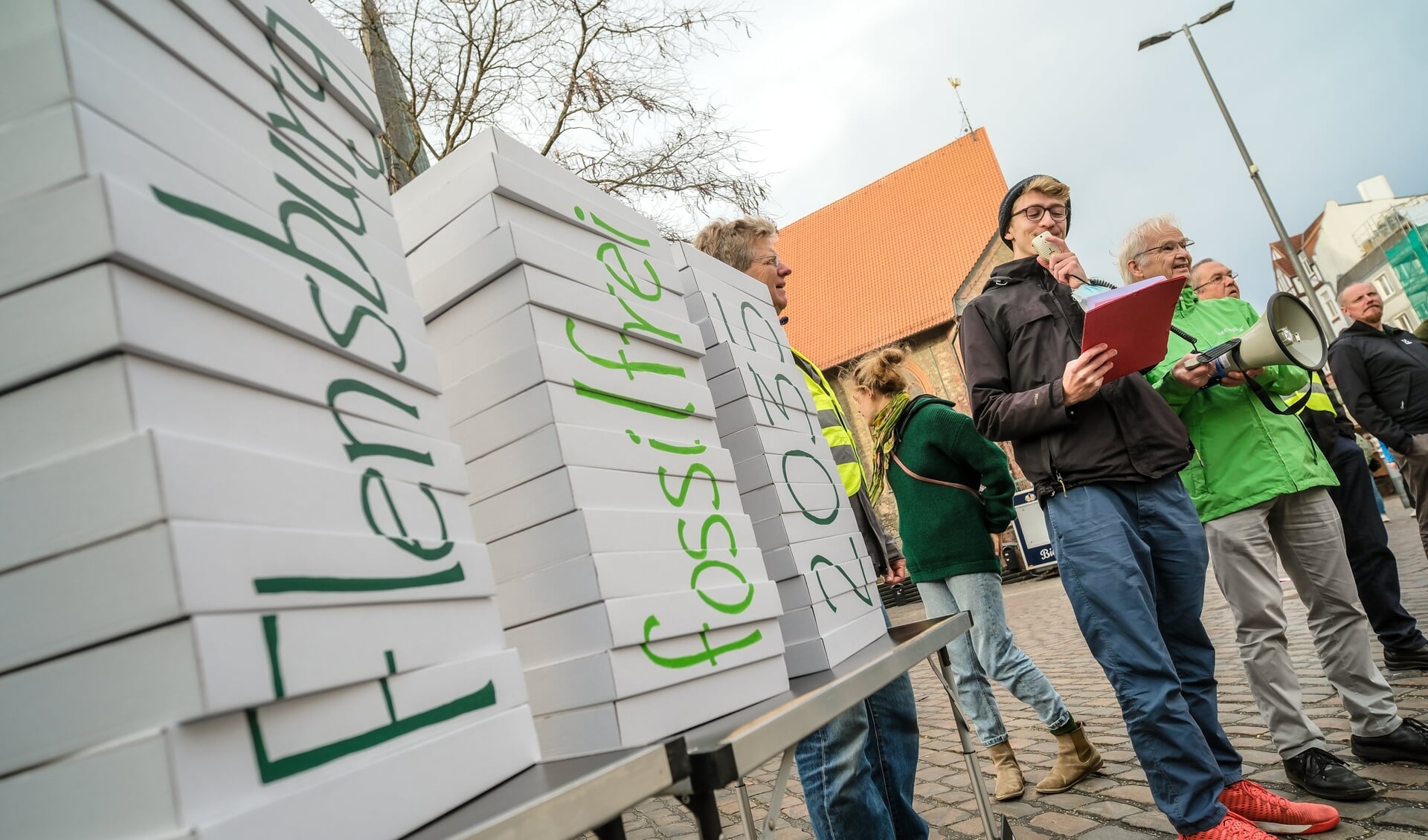 I starten af november kunne borgerinitiativet overrække over 10.000 underskrifter for at gøre Stadtwerke fossilfrit i 2035 til bypræsidenten. Arkivfoto: