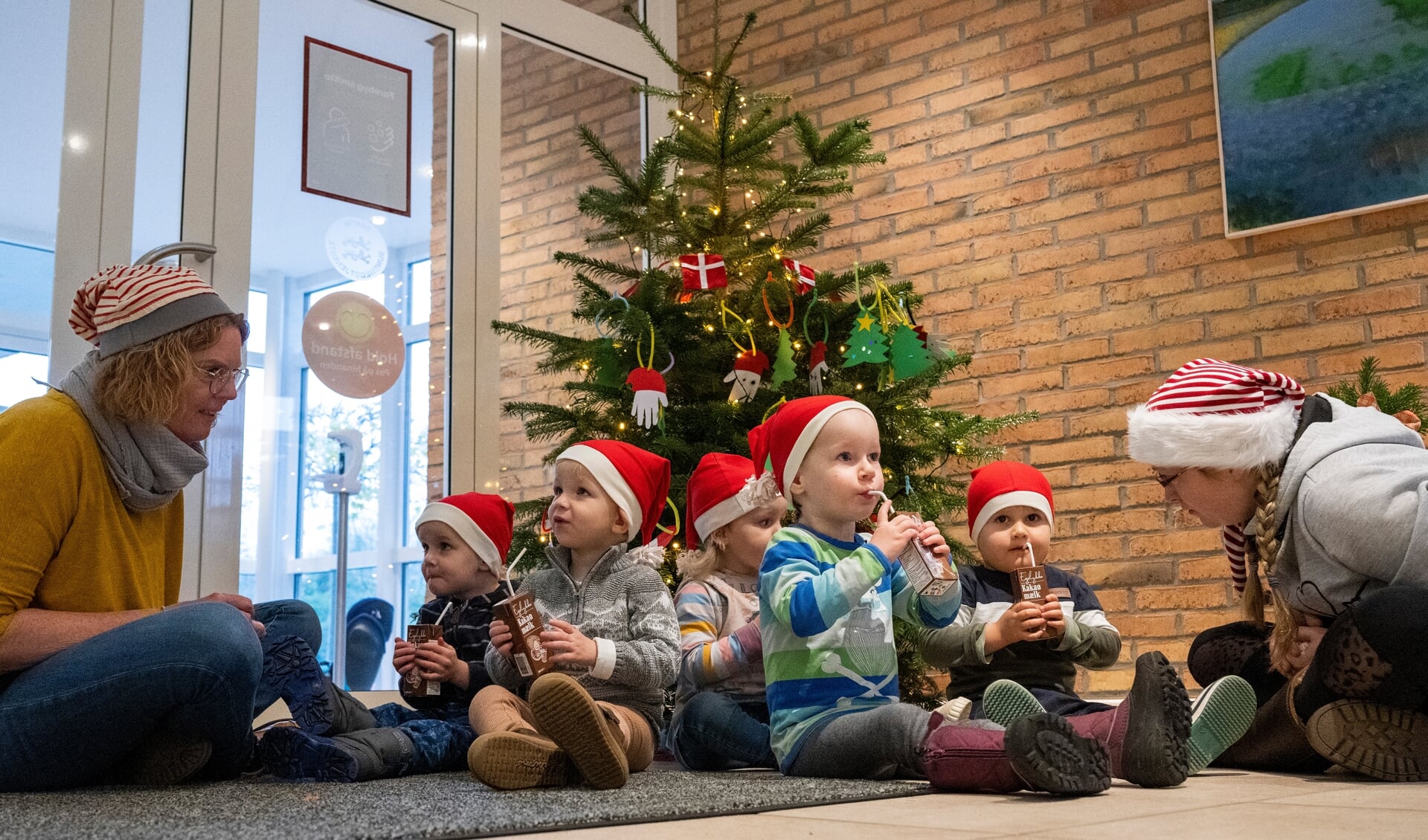 De »store« børn i Ringvejens Vuggestue ville gerne ud og pynte et juletræ i år. De fik de lov til hos Sundhedstjenesten.