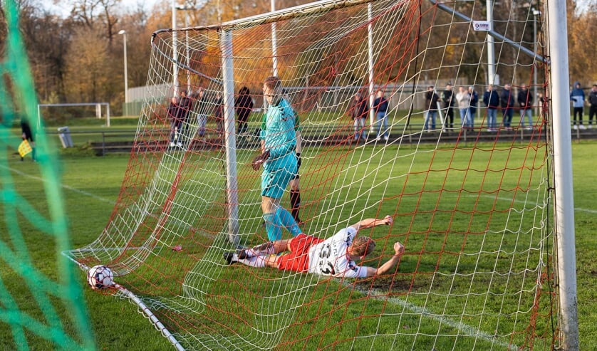 1:0-Torschütze Felix Bülo lag mit dem Ball im Tor.