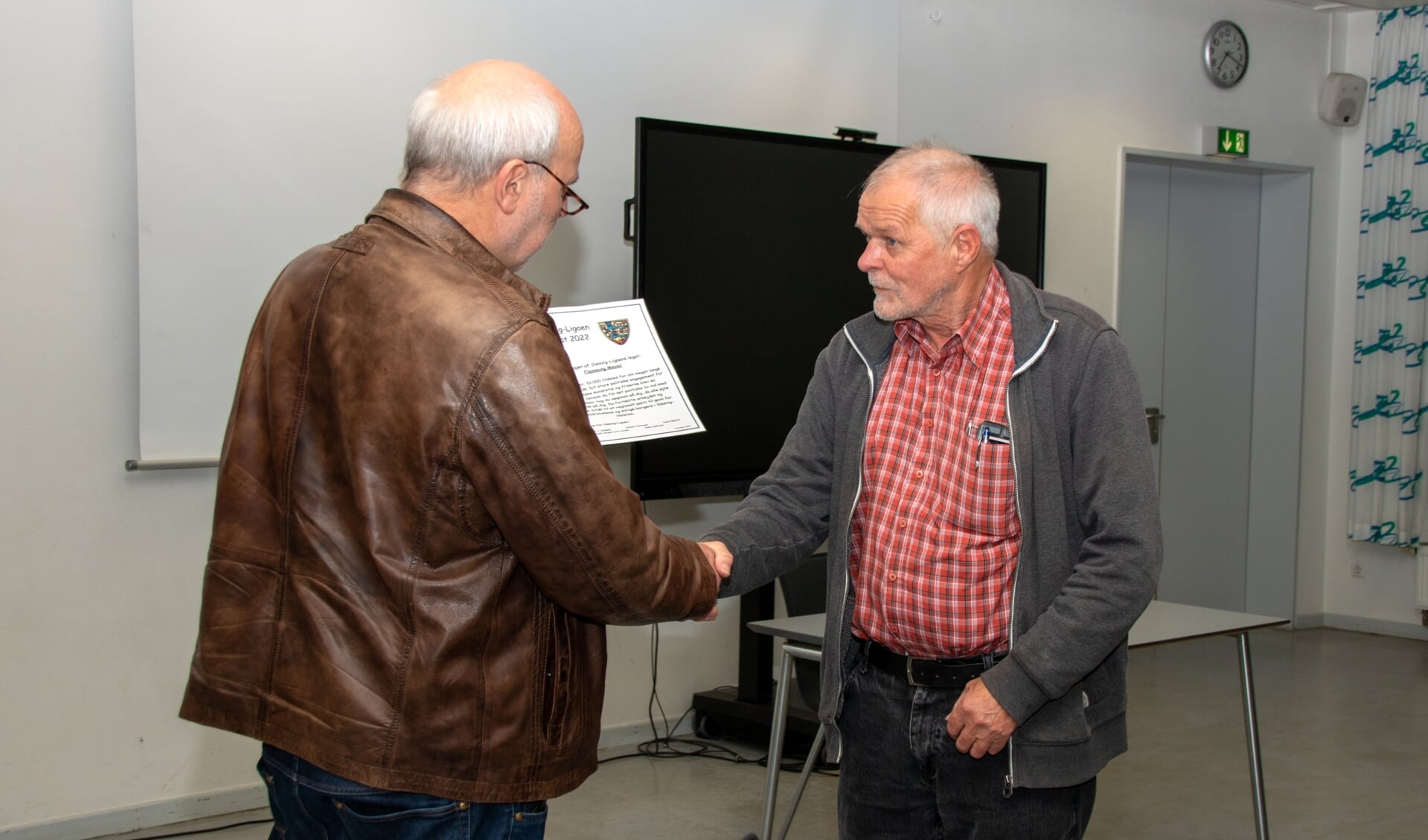 Slesvig-Ligaens formand, Horst-Werner Knüppel (t.v.) overrakte årets legat til Flemming Meyer (t.h.). Foto: 