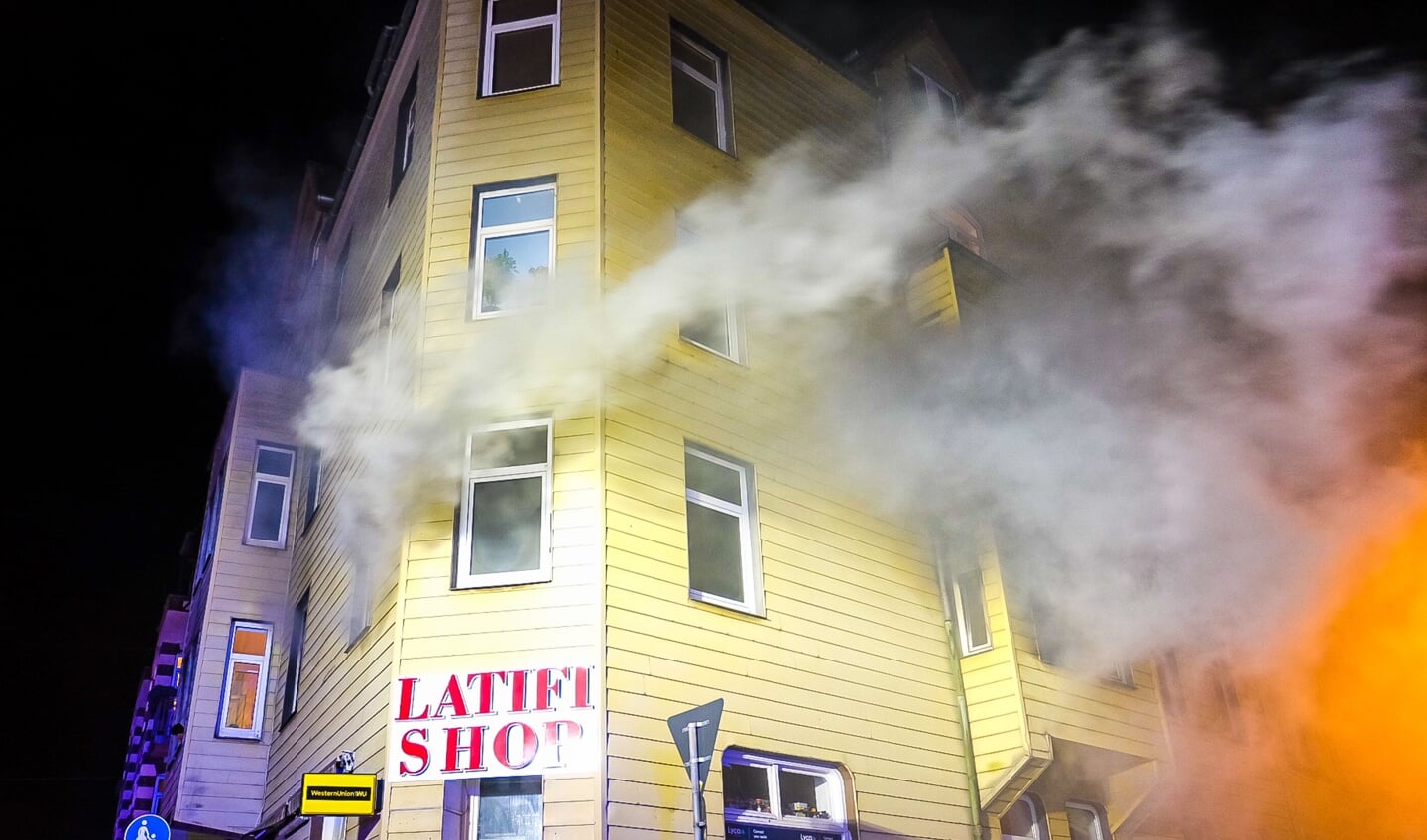 Røgen væltede ud fra den brændende lejlighed. Foto: 