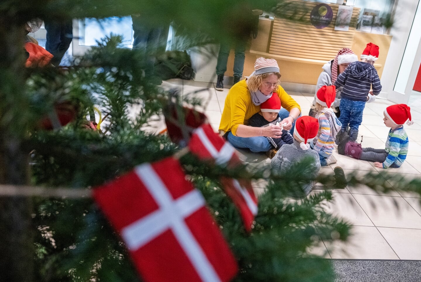 De ældste børn i Ringvejens Vuggestue ville gerne ud og pynte et juletræ i år. De fik de lov til hos Sundhedstjenesten.