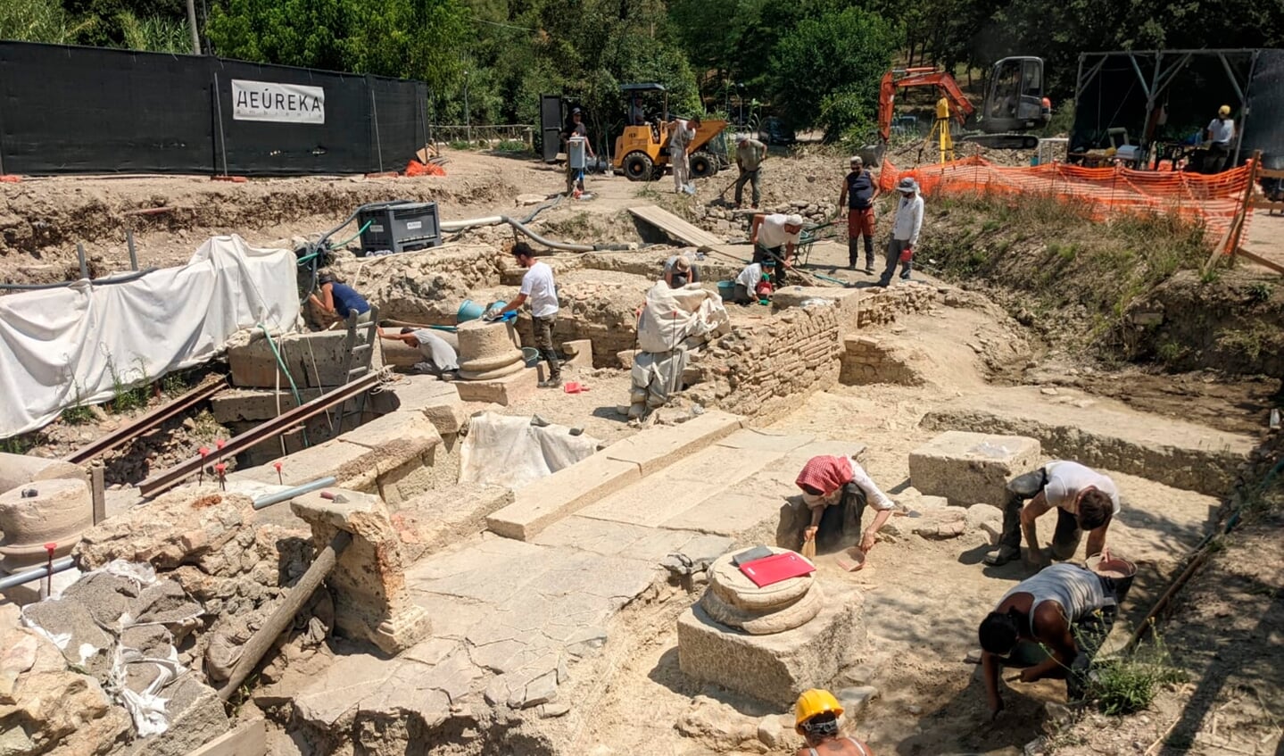 Archäologen bei der Arbeit an der Fundstelle.