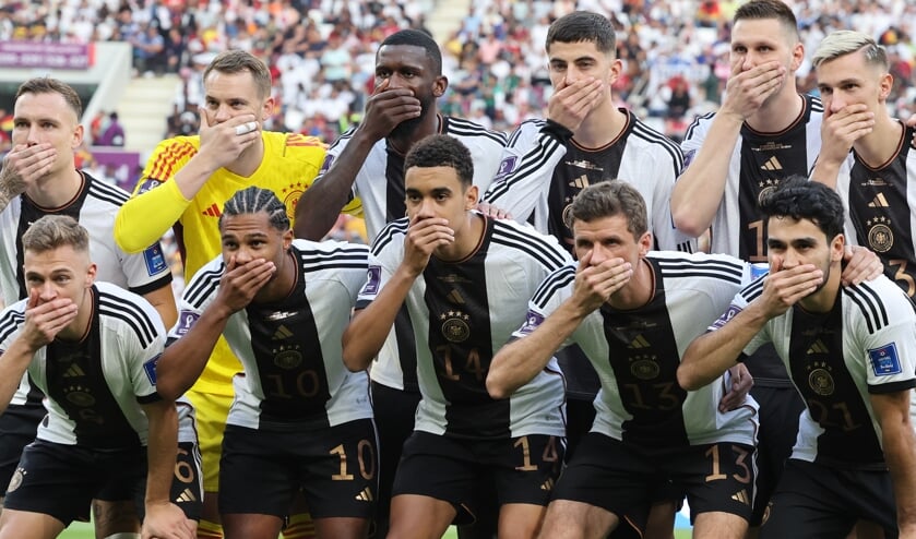 De 11 startende tyske fodboldspillere holdt sig alle for munden, da der skulle tages foto før VM-kampen mod Japan i Doha. 