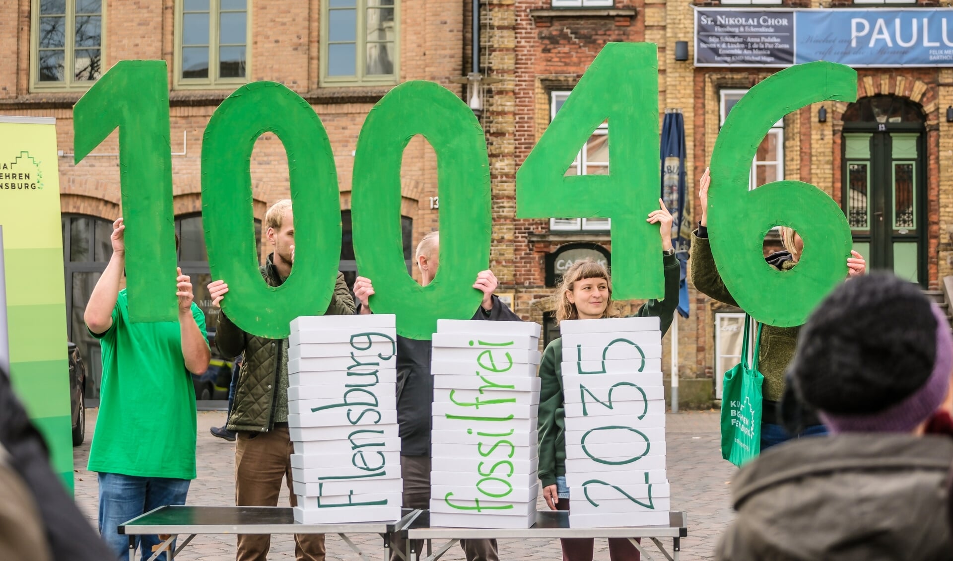 Das Klimabegehren Flensburg sammelte 10.046 Unterschriften für einen schnelleren Umstieg der Stadtwerke auf erneuerbare Energien. Archivfoto: