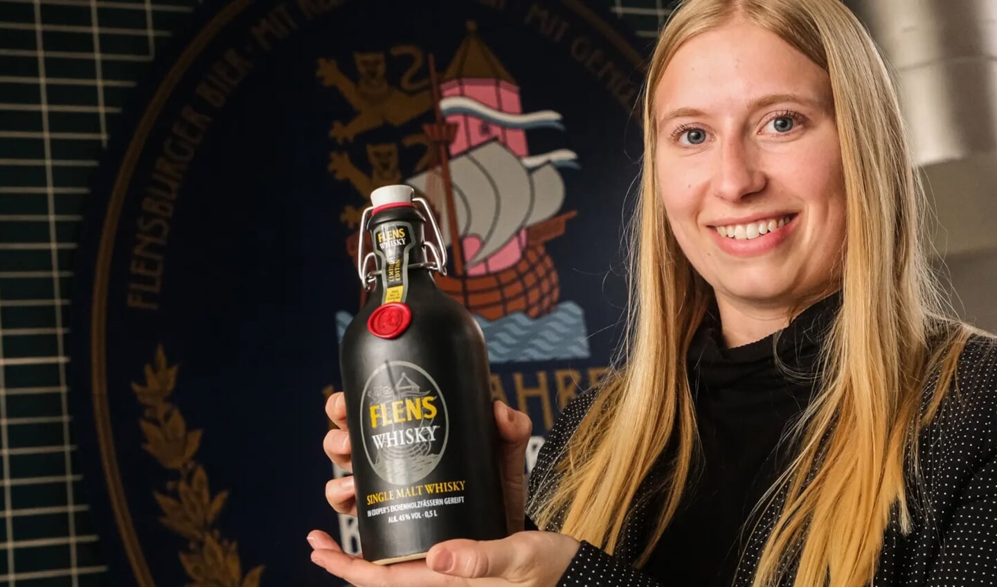 Naturligvis har whiskyen samme patentprop som øllet fra Flensborg, viser Nadina Andersen fra bryggeriet. Foto: 