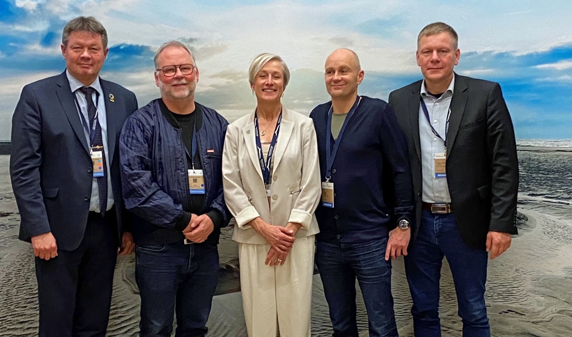 Danske politikere i Wilhelmshaven. Fra venstre er det Preben Friis-Hauge (V), Varde Kommune, formand for Plan- og Teknikudvalget , Jørgen Ahlquist (A) Esbjerg Kommune, formand for Klima- og Miljøudvalget, Janne Liburd, Formand for Bestyrelsen for Nationalpark Vadehavet, borgmester Frank Jensen, (B) Fanø Kommune, Poul Erik Kjær (V), Tønder Kommune, formand for Teknik- og Miljøudvalget. Foto: