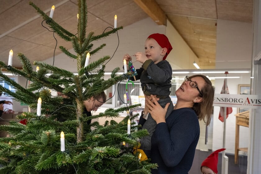 En stor fordel ved at have de yngste pyntenisser og ikke førskolebørnene med til juletræspyntning er, at de er så små, at de let kan løftes op, så også træets øverste grene bliver tilgodeset.