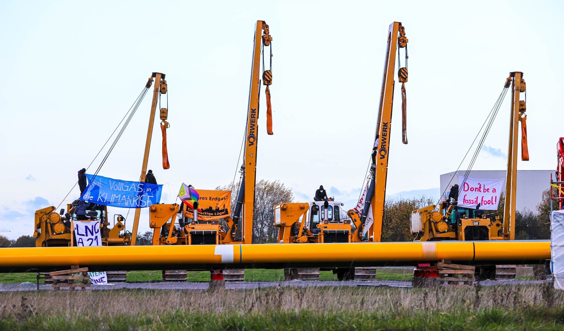 Aktivisterne fra initiativet »Erdgas - Brücke ins Nichts« kræver en udfasning af gas og en afvikling af den eksisterende gasinfrastruktur.