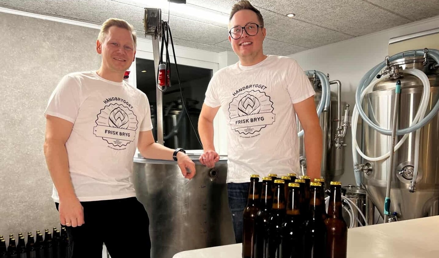 Rasmus Frisk (til venstre) og Henrik Hansen i den ombyggede gildesal, der nu huser Aabenraa’s eneste kommercielle bryggeri. Foto: 