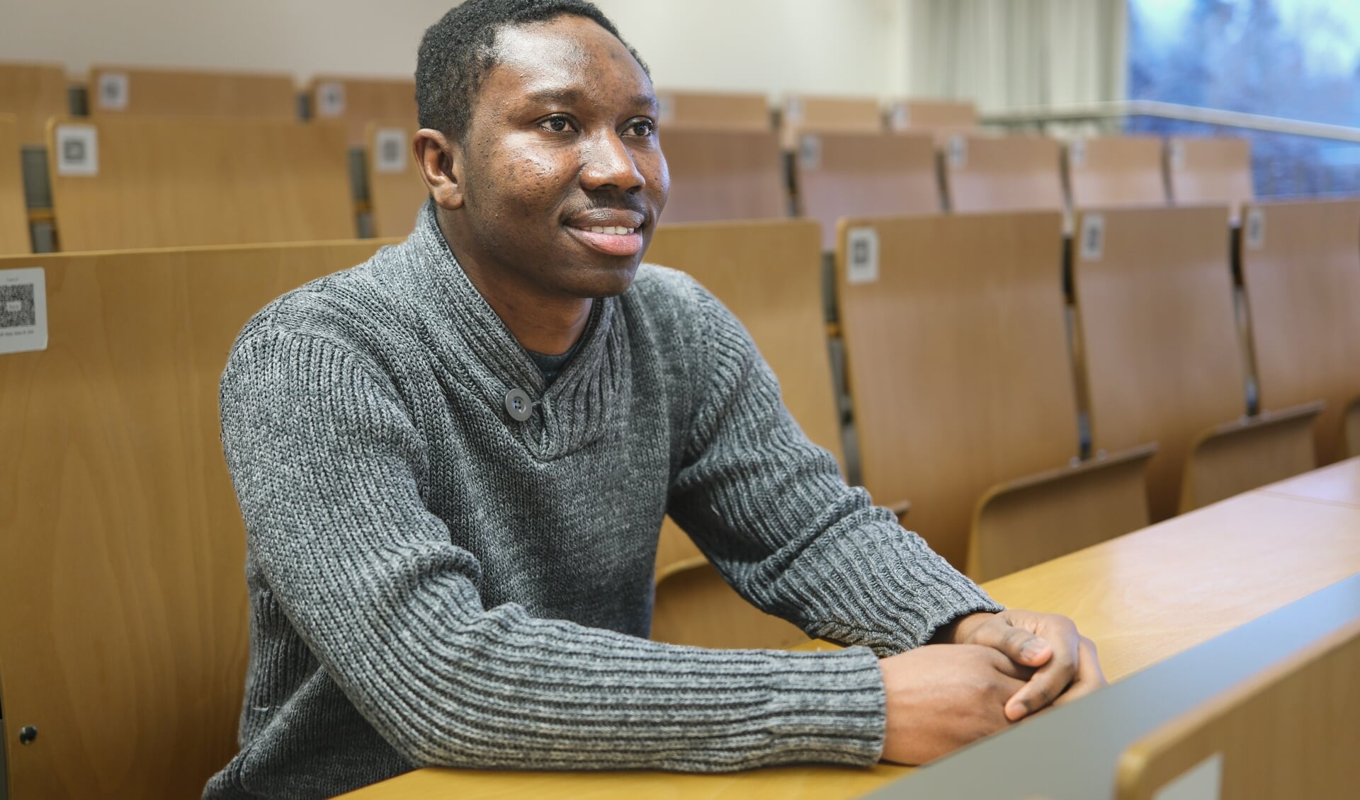 Senanu Adjabeng er elektroingeniør og vil med sin master fra Flensborg arbejde for, at flere ghanesere får adgang til el. Lige nu går studierne ned med solen. Foto: