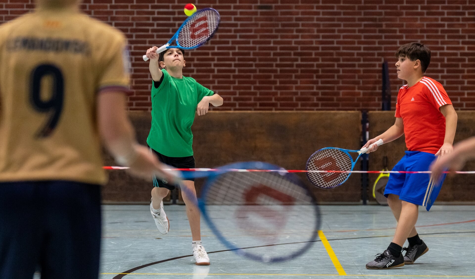 Elever fra tre grundskoler svingede tirsdag formiddag ketsjeren, da der var stor tennisfest i Idrætshallen. Foto: