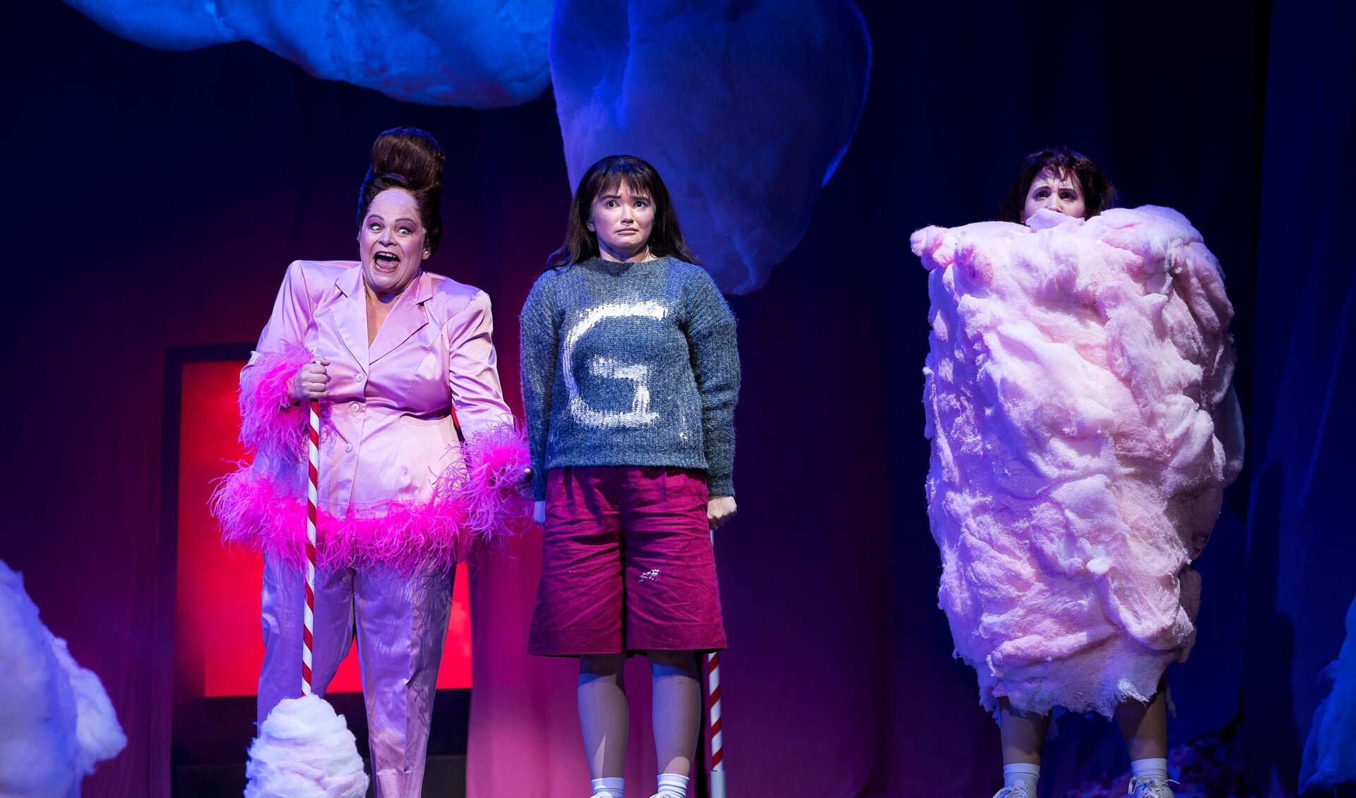 Eva Schneidereit (Heks), Camilla Saba Davies (Gretel) og Hagar Sharvit (Hänsel) i Landestheaters nye opsætning af eventyroperaen »Hänsel og Gretel«. 