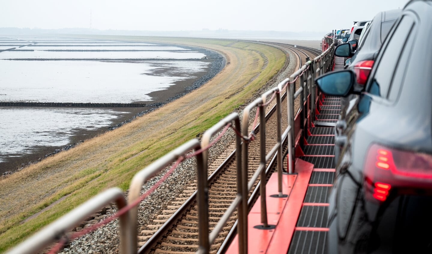 Der Hindenburgdamm: In regelmäßigen Abständen flammt alle Jahre wieder die Debatte um eine Umbenennung des Bahndammes nach Sylt auf. Foto:
