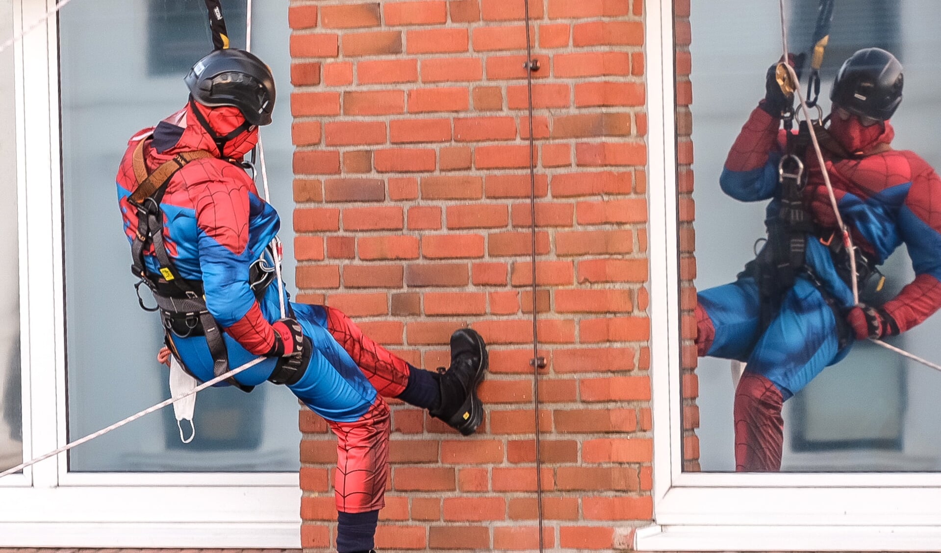 Spiderman var blandt de superhelte, der klatrede ind ad vinduet for at aflevere gaver til de syge børn på hospitalet.