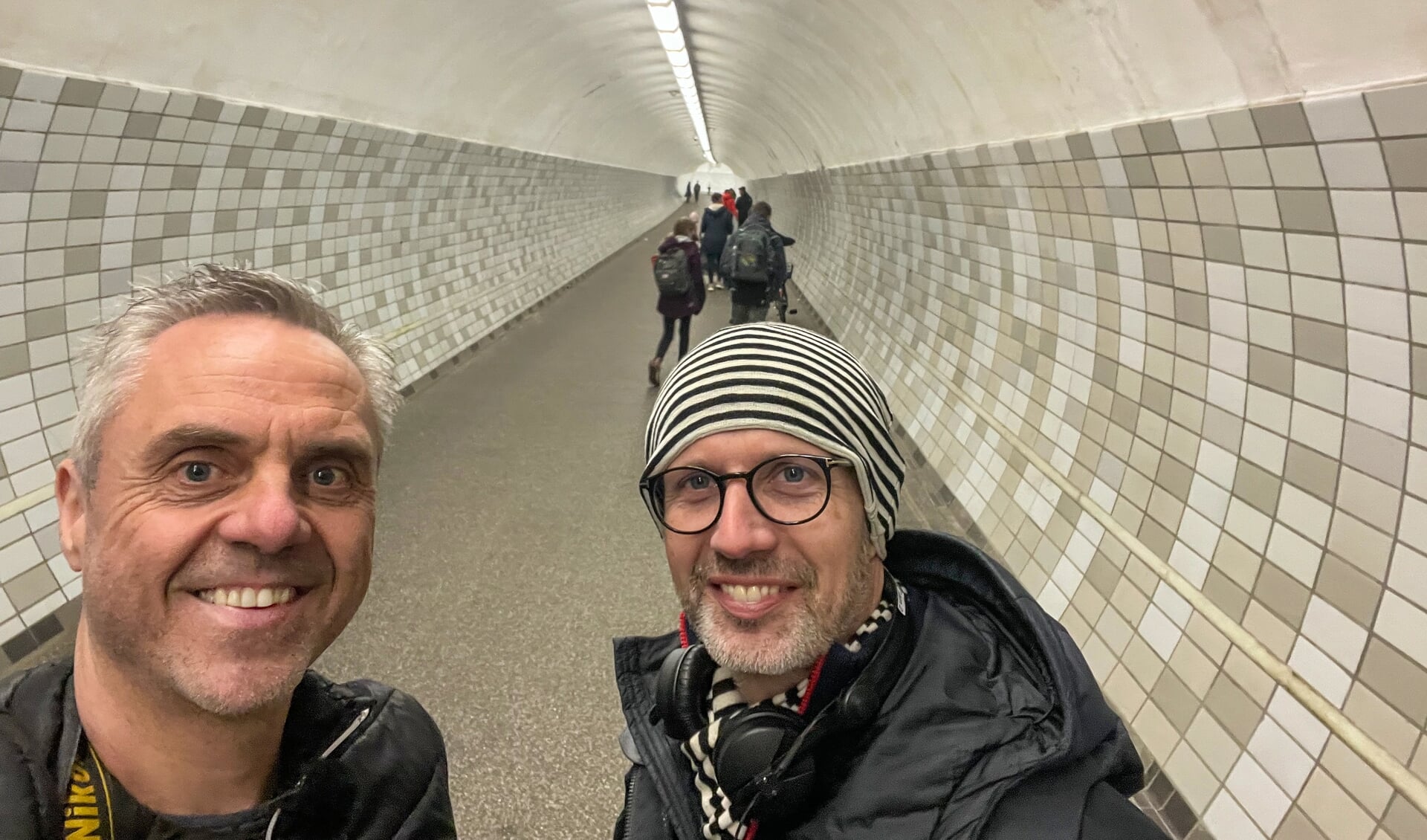 Journalist Hans Christian Davidsen og fotograf Lars Salomonsen i fodgængertunnellen under Kielerkanalen ved Rendsborg. Foto: