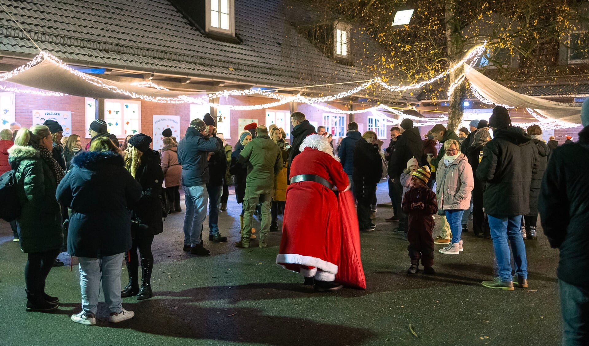 Jens Jessen-Skolens skolegård var omdannet til et mindre julemarked med boder med mad og drikke og masser af mennesker. Her er julemanden også kommet på besøg. (Klik på billedet for at åbne billedgalleriet) 