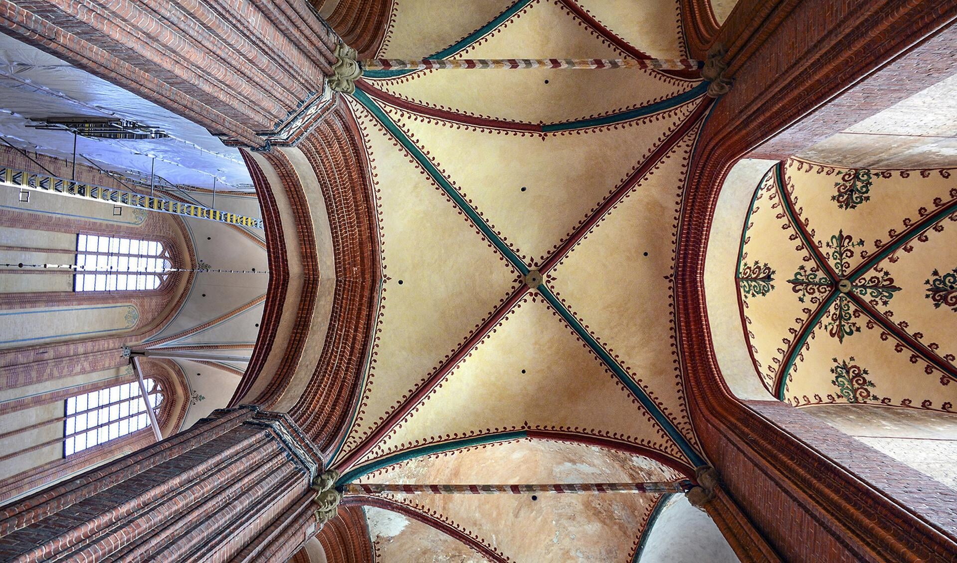 Gotiske spidsbuer i loftet i hovedskibet i Nicolaikirche i Wismar.