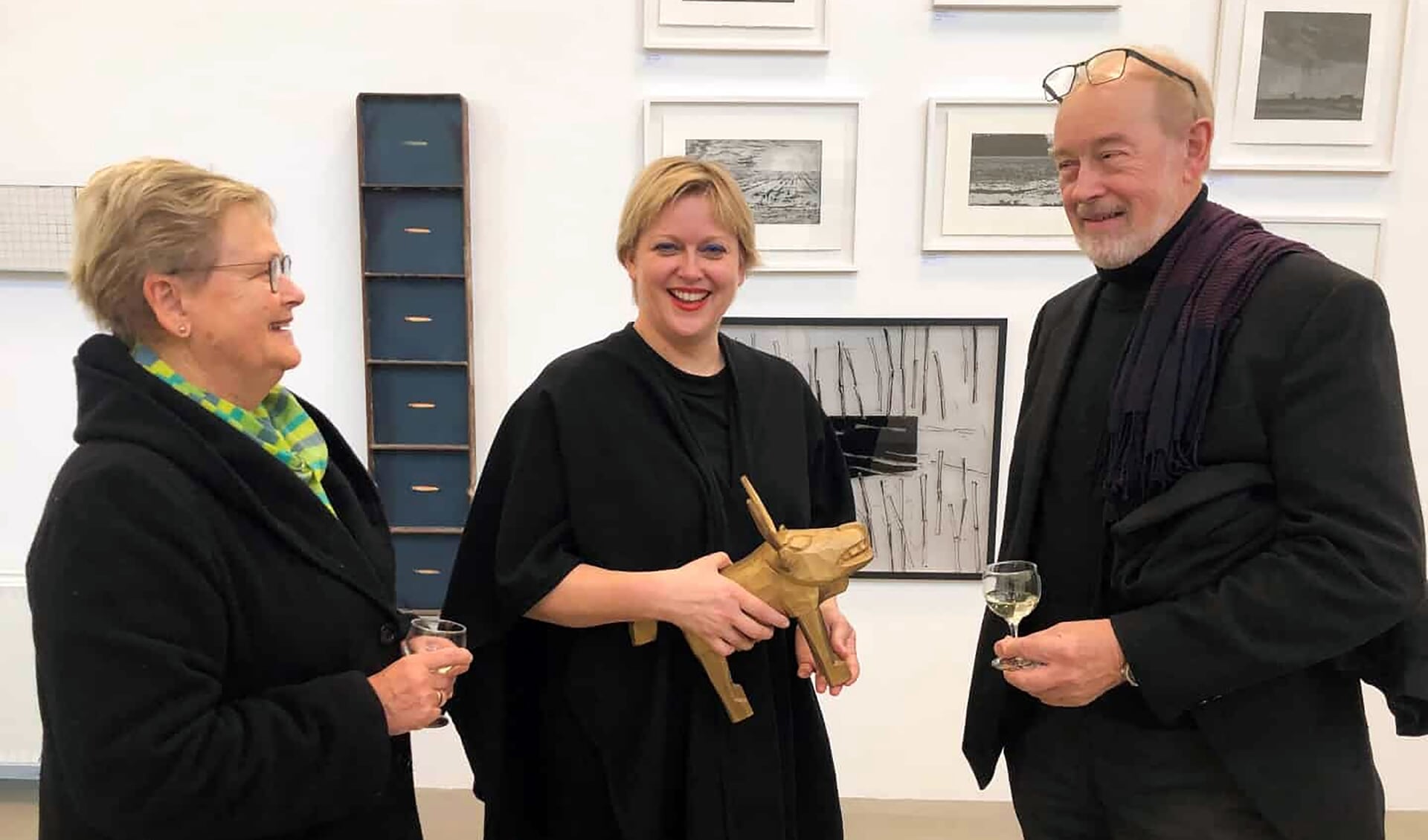 Stine Marie Jacobsens forældre, Tove og Jørgen Jacobsen, var med, da hun fik overrakt Sønderborg Art Prize i udstillingsrummet Radar i Multikulturhuset i Sønderborg. Foto: 