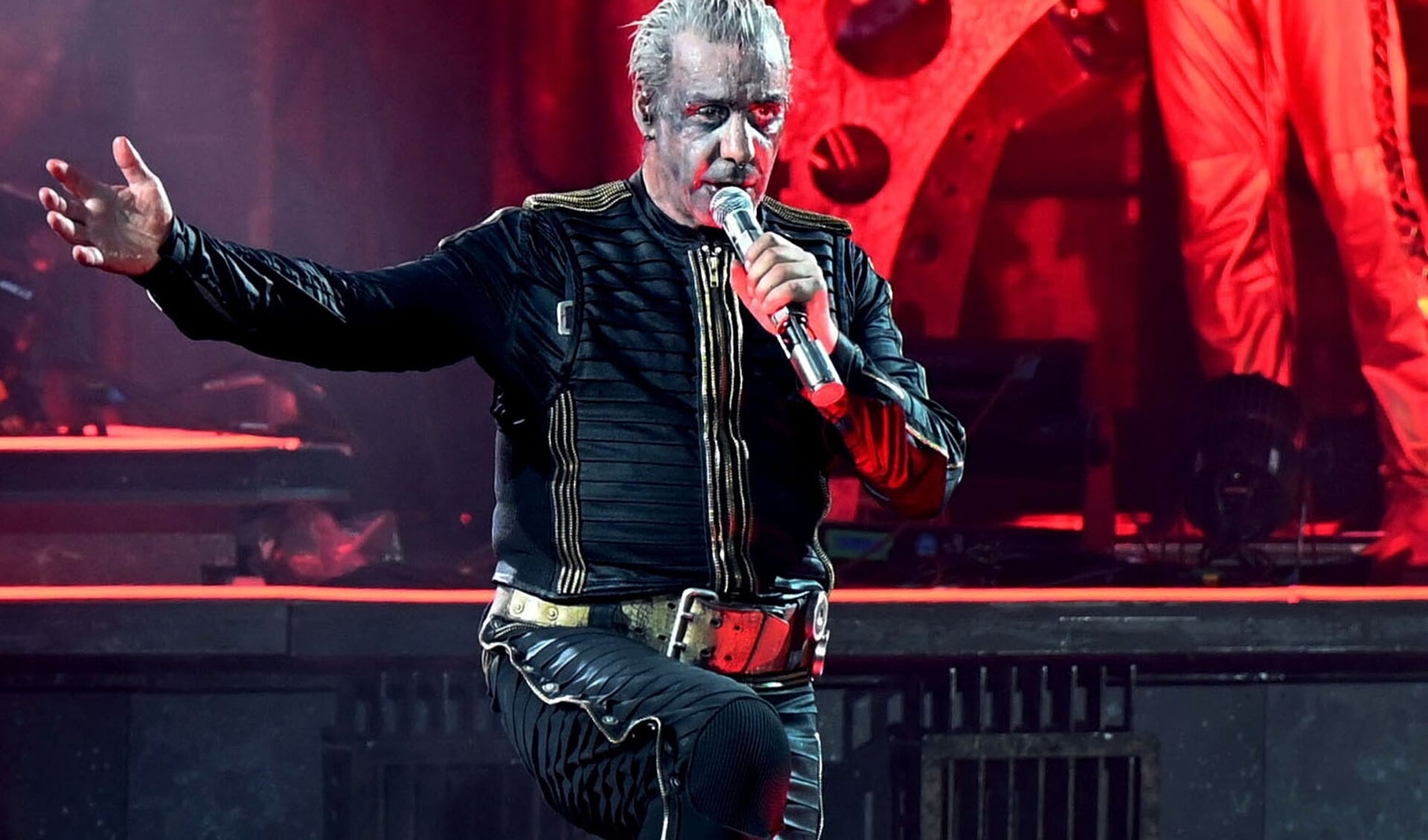 Till Lindemann, Frontsänger von Rammstein, steht während des Deutschland-Konzerts auf der Bühne. Foto: