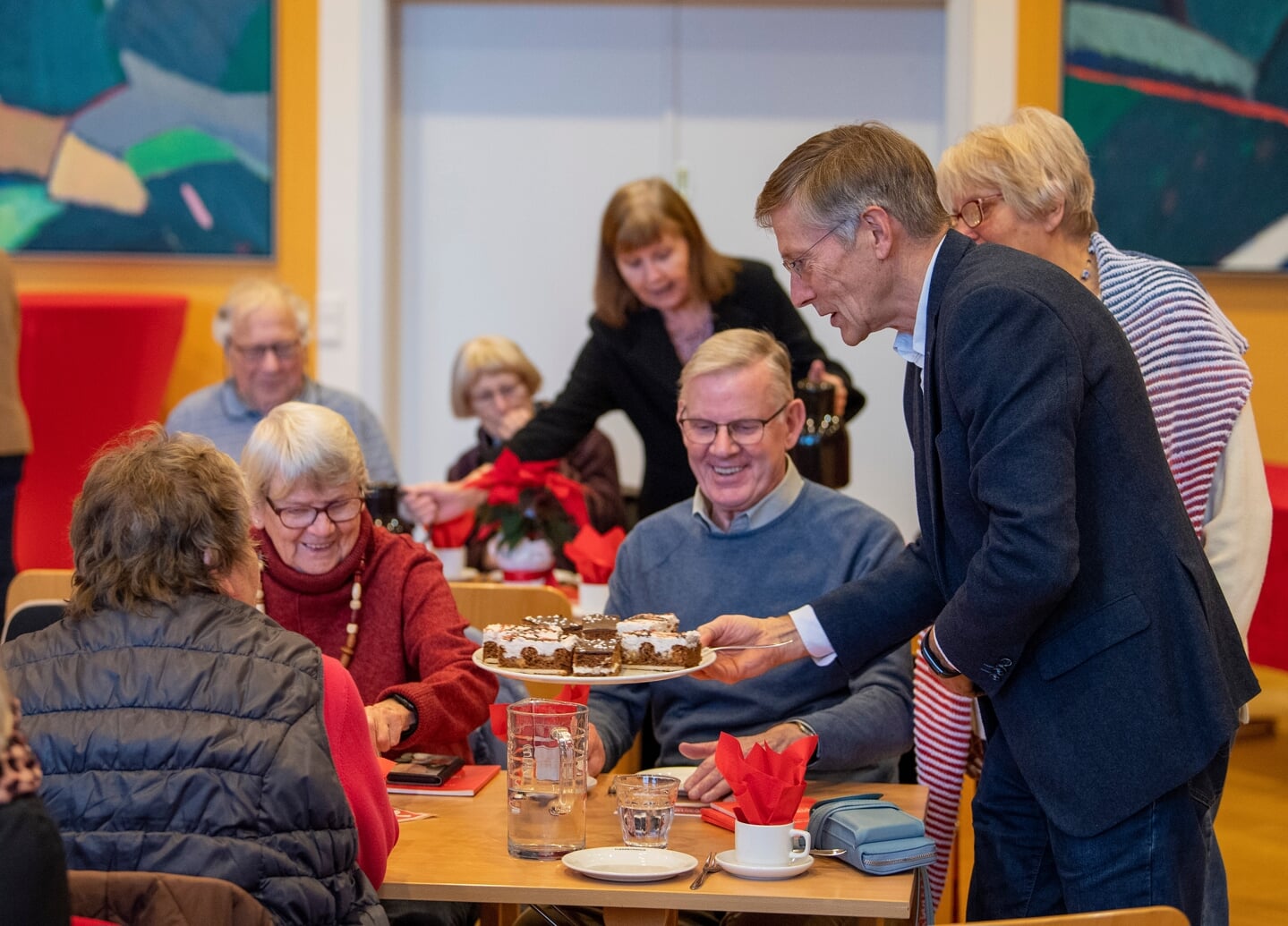 SSF Flensborg By havde torsdag inviteret til adventsfest 60+ i Flensborghus. Her serverer byformand Viggo Jacobsen for nogle af gæsterne.
