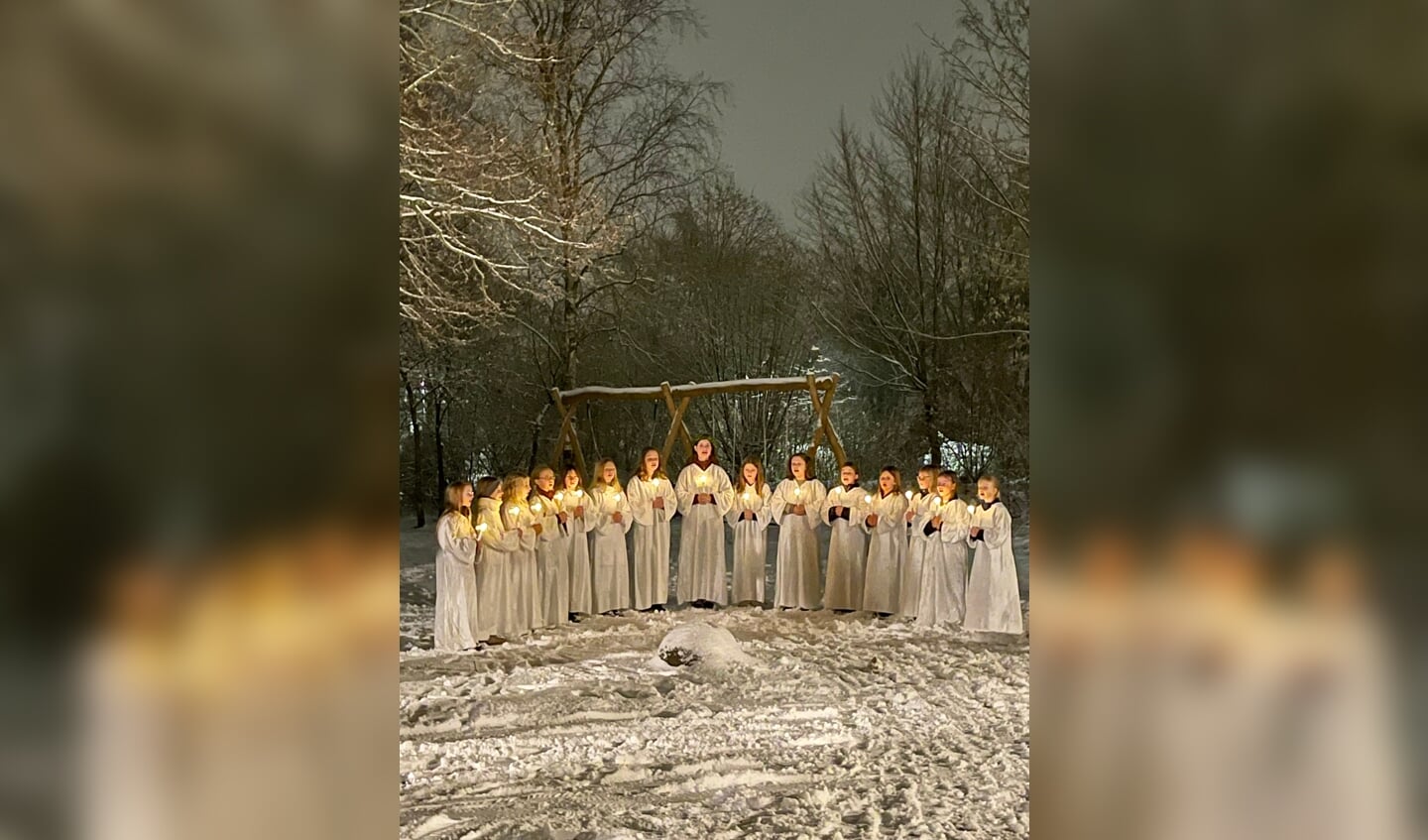 Kulissen for luciapigernes sang kunne næsten ikke være bedre, da de danske i Skovlund-Valsbøl-området åbnede låge nr. 13 i den levende julekalender. 