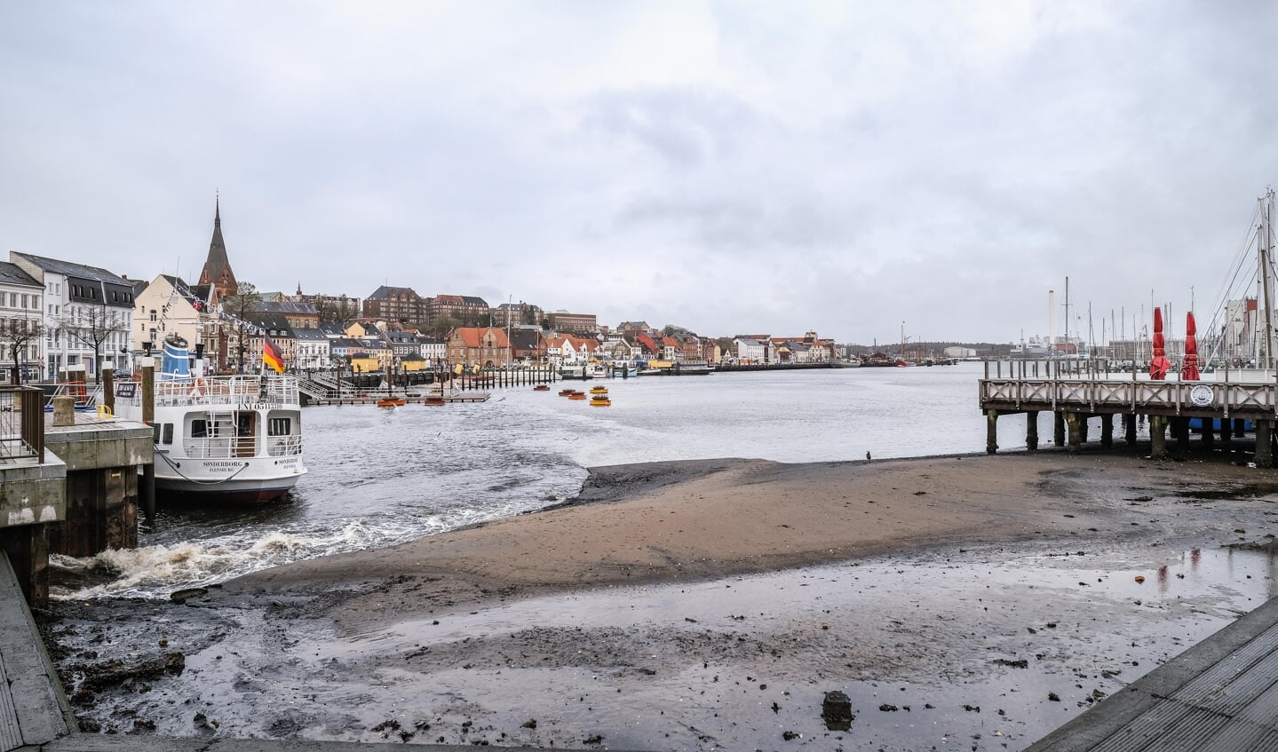 Stormen har blæst vandet ud af havnebassinet i Flensborg.
