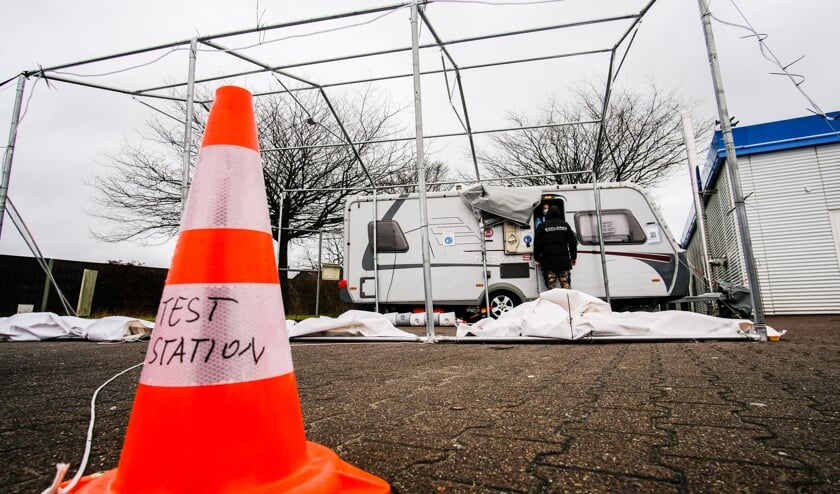 For at undgå stormskader var presenningerne ved corona-teststation allerede blevet taget ned på forhånd.