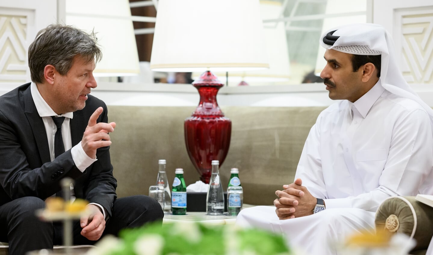 Qatars energiminister, Saad Sherida al-Kaabi (th), der også er administrerende direktør i energiselskabet QatarEnergy, har tirsdag bekræftet aftalen mellem Tyskland og Qatar. Her ses han med Tysklands erhvervs- og klimaminister, Robert Habeck. Arkivbillede