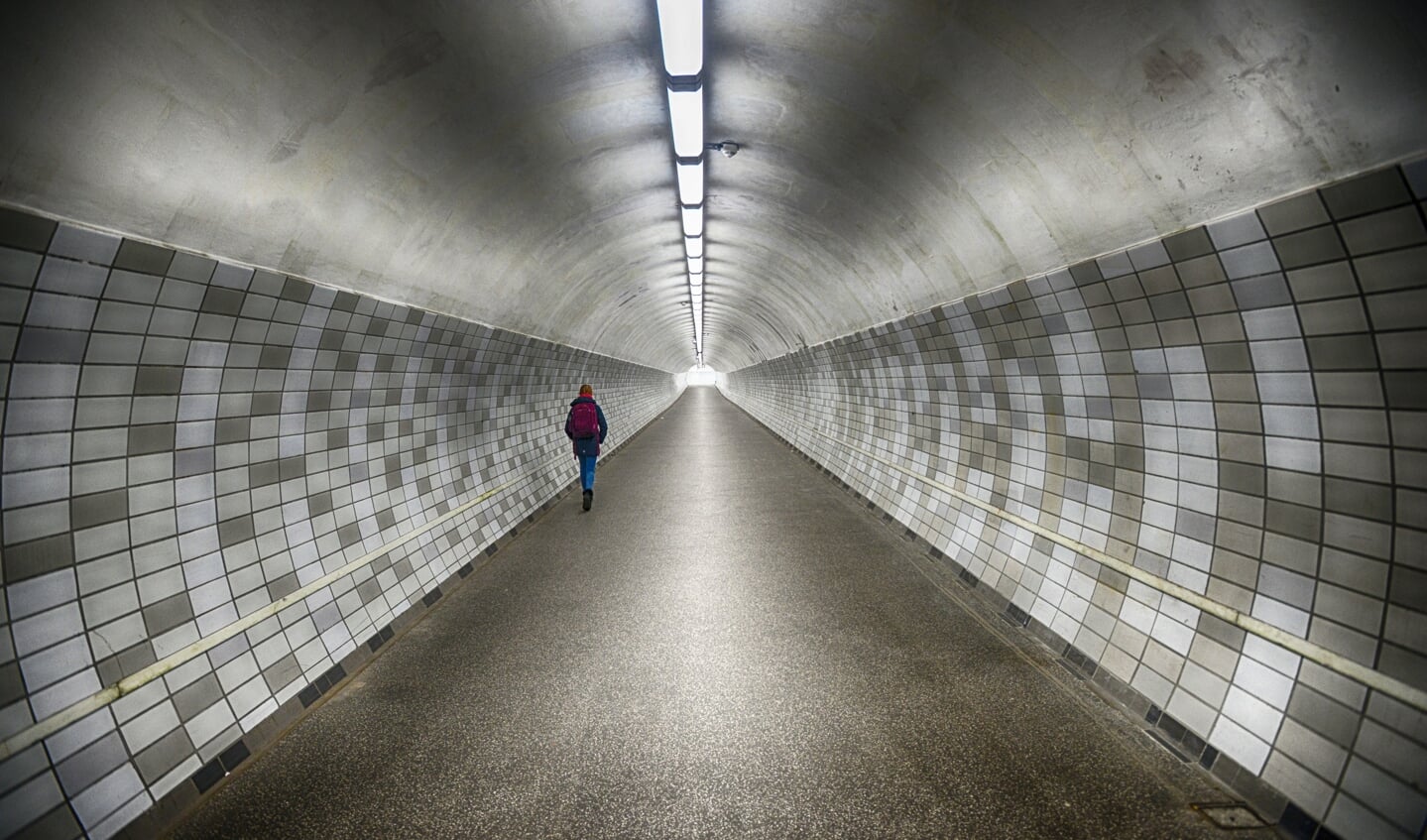 Europas længste rulletrappe fører ned til fodgængertunnel under Kielerkanalen. Tunnellen forbinder Slesvig med Holsten. 