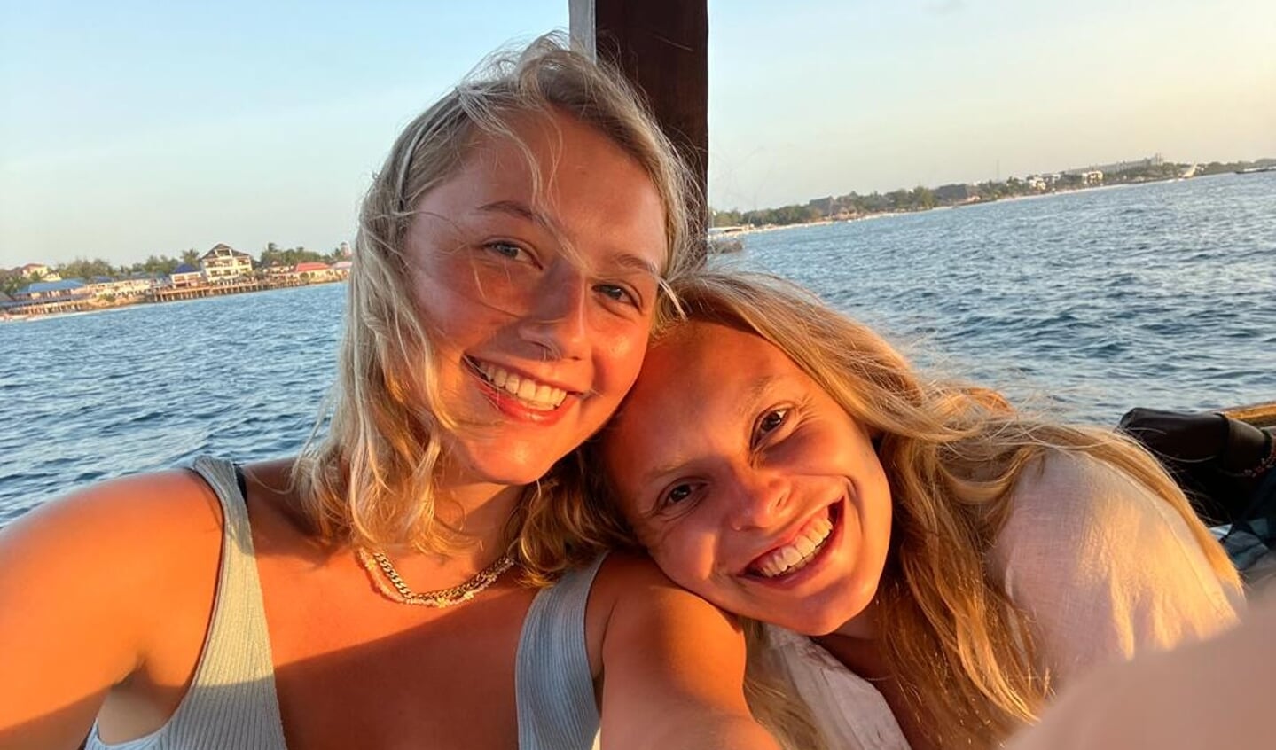 Caroline Ditweiler og Johanna Festersen er som de første frivillige i Tanzania med organisationen “Education Development Tanzania”. De skal være afsted i fem måneder. Foto: