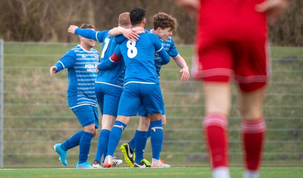 HKUF-Torjäger Leroy Wilke holte sich nach seinem Treffer die verdienten Glückwünsche ab. ( Kira Kutscher)