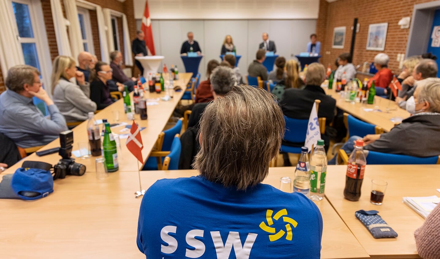 Der SSW Egernførde hatte zur einer Podiums-Diskussion ins Medborgerhuset eingeladen, bei der sich die vier Bürgermeister-Kandidaten den Fragen der  SSW-Mitglieder stellten. Foto: