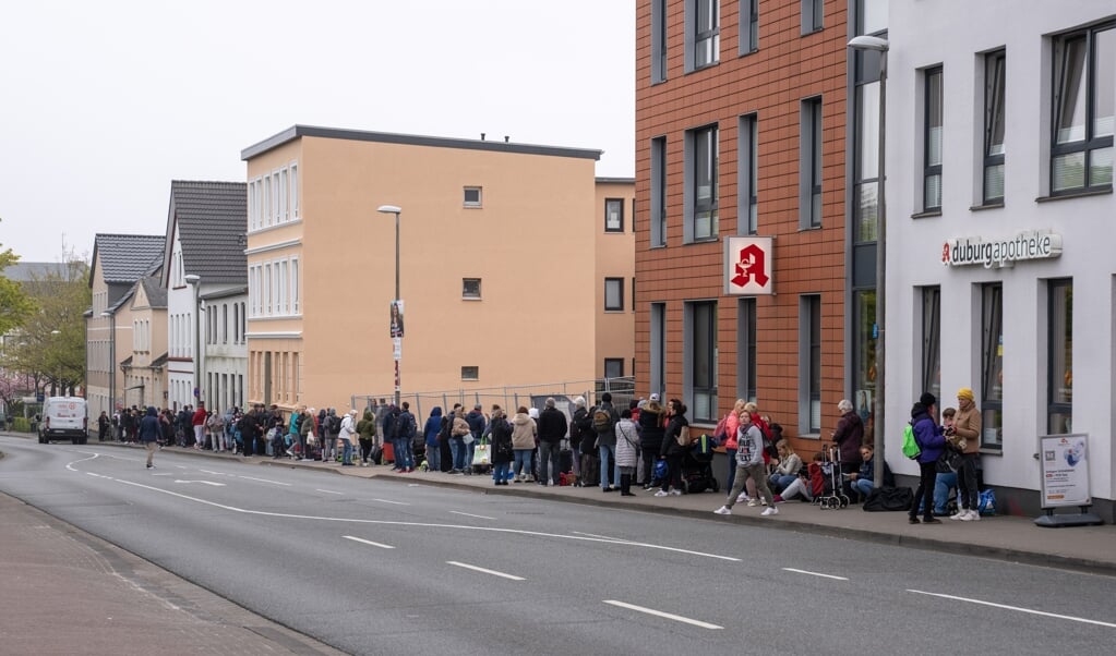 Fredag morgen klokken 9.30: Der står en lang kø af mennesker hen ad Waldstraße. De alle vil ind i Tafel, som åbner kl. 10 onsdag og fredag.   (Martin Ziemer)