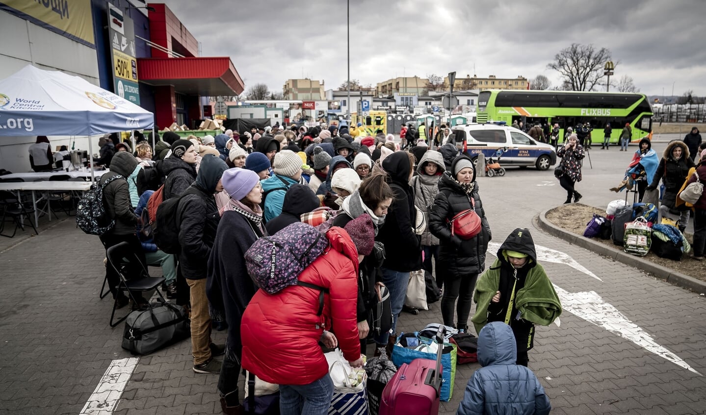 Flygtninge venter på at kunne blive transporteret videre fra Tesco i Przemysl, tirsdag den 8. marts 2022. Ifølge Udlændinge- og Integrationsministeriet er der nu kommet mellem 25.000-30.000 ukrainske flygtninge til Danmark. Foto:
