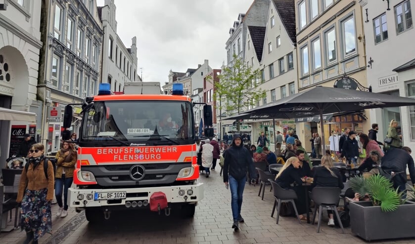 Brandvæsenet i Flensborg rykkede fredag formiddag ud til en historisk baggård i Flensborgs gågade. Foto:
