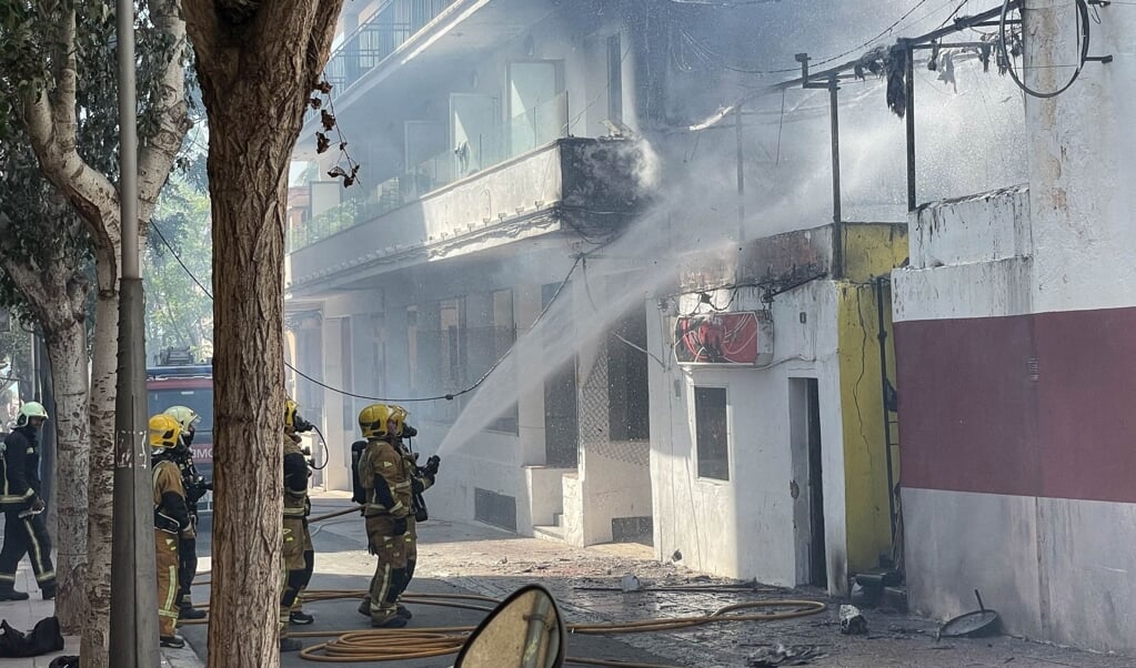 Branden raserede en restaurant i Palma og bredte sig til nabobygninger.   (dpa)